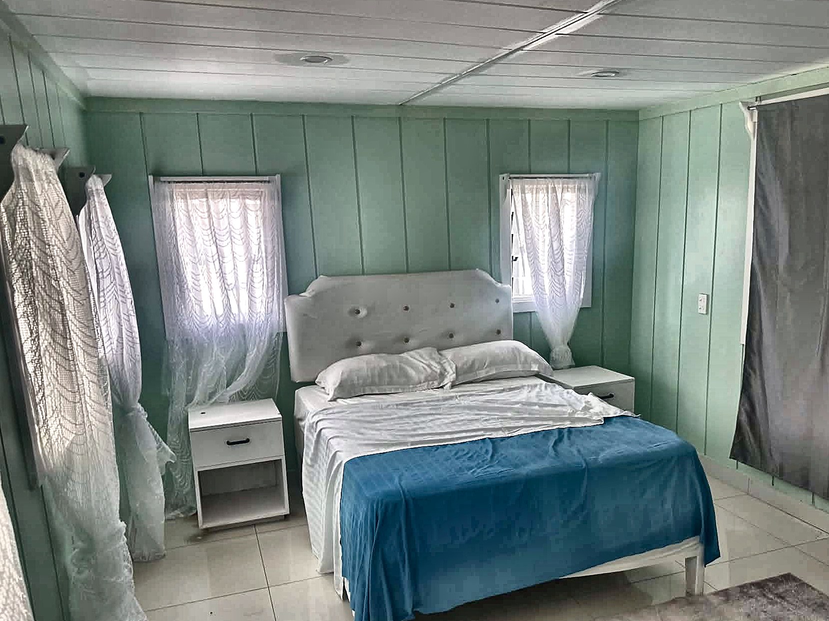 Queen bedroom in the upper executive studio